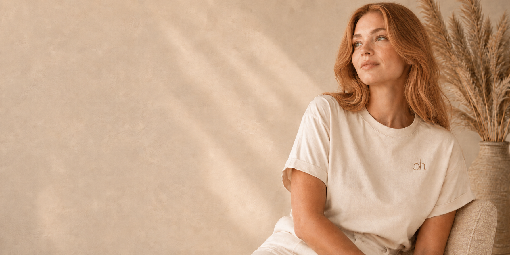 Frau im beigen CHEWA T-Shirt in warmer, minimalistischer Umgebung – Hero-Bild für CHEWA Studio